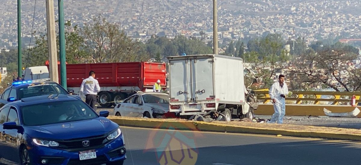 Luciernaga noticias | Auto se brinca camel...