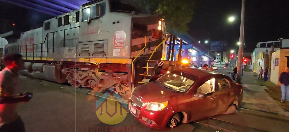 Luciernaga noticias | Auto es emb3st!do po...